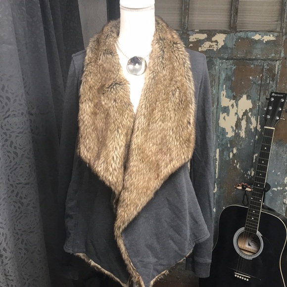 Hollister Sweaters - Fabulous sweater with fur collar